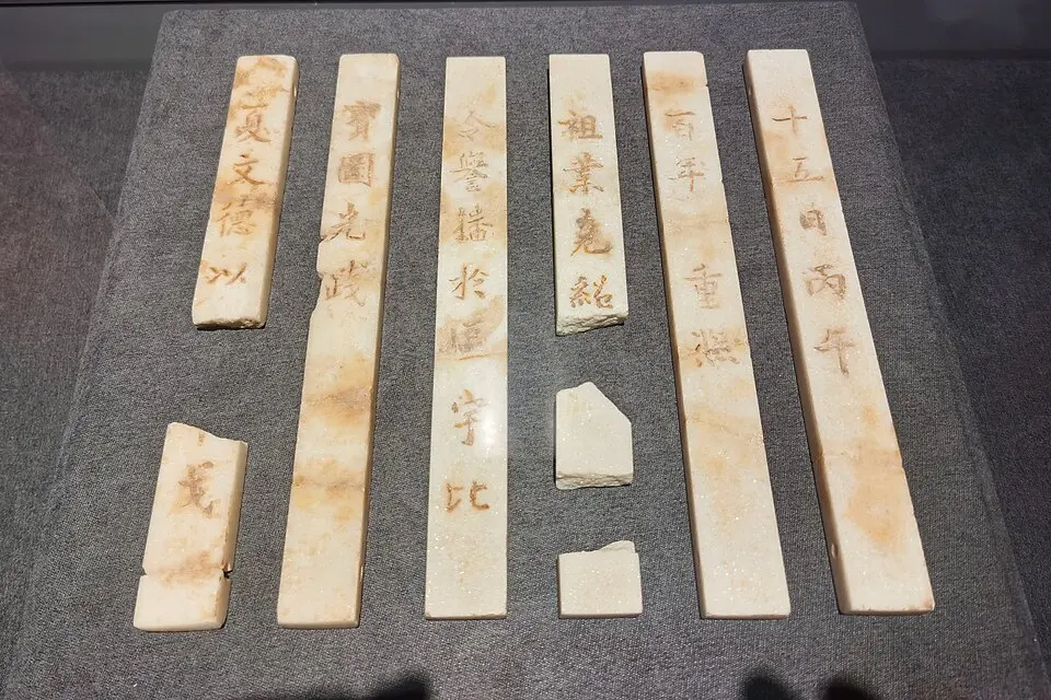 李柷即位玉册(2024年洛阳应天门遗址出土)· 公有领域(Wikimedia Commons)