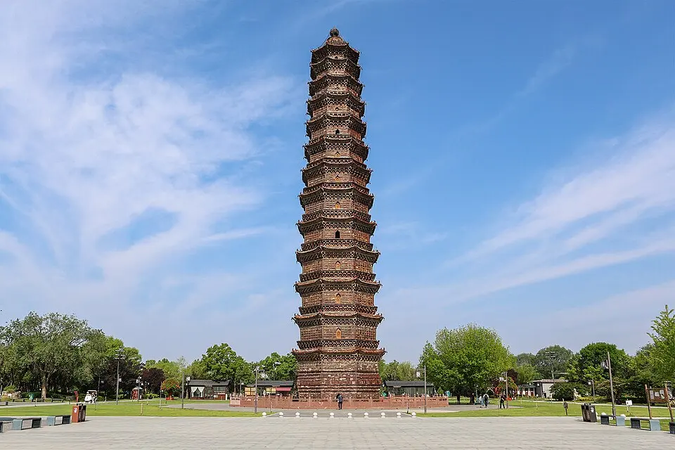 开封铁塔(今开封) · 实景照片(Wikimedia Commons)