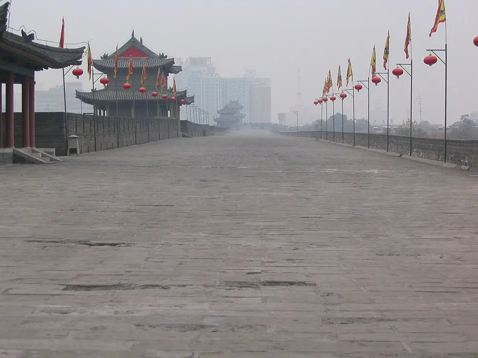 西安城墙 · 实景照片(Wikimedia Commons)