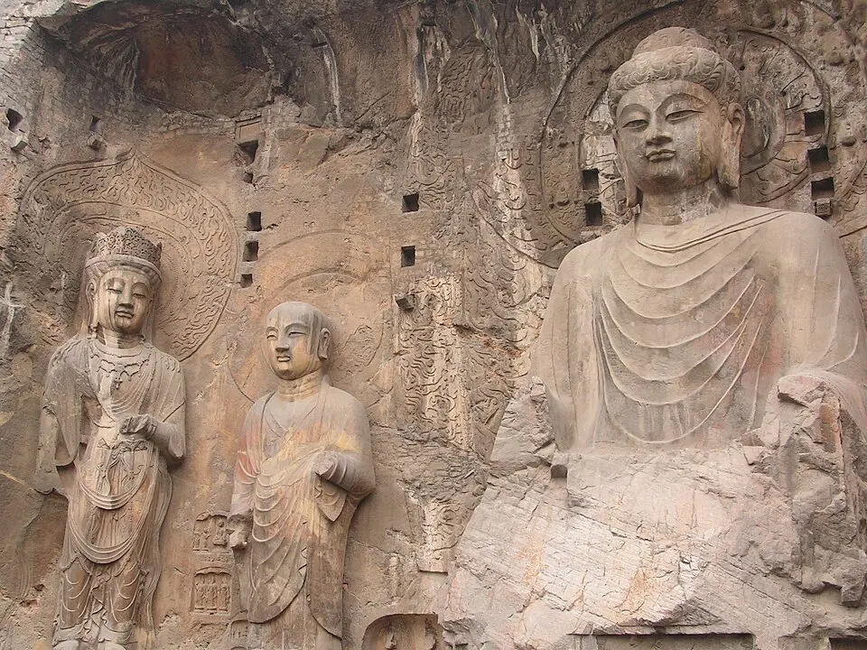 龙门石窟(今洛阳) · 实景照片(Wikimedia Commons)